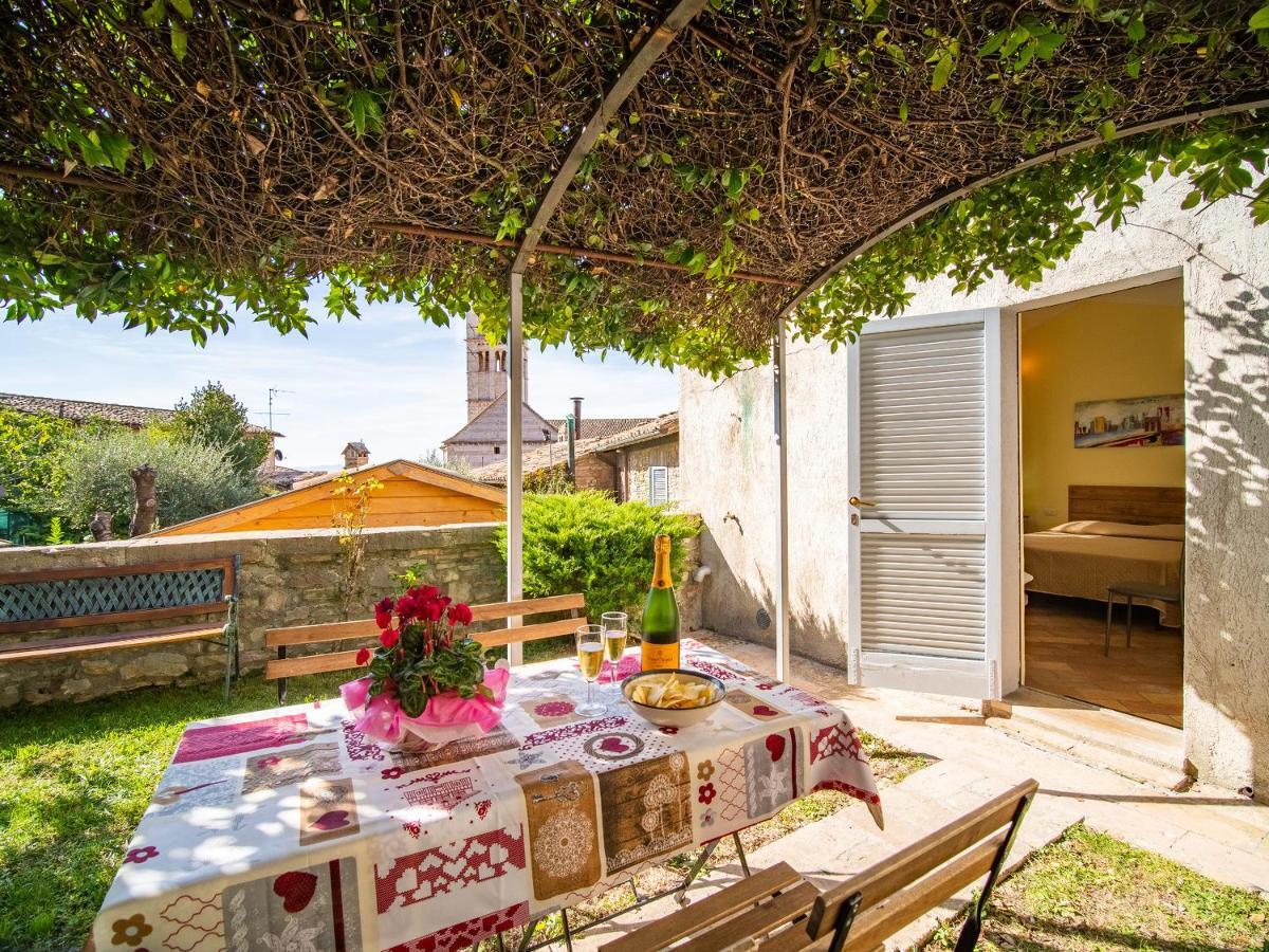 Готель Terrazza Santa Chiara Ассізі Екстер'єр фото