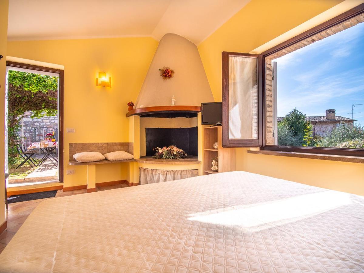 Готель Terrazza Santa Chiara Ассізі Екстер'єр фото